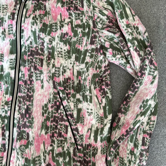 It’s light and would look beautiful with a simple tank top and jeans! - Picture 3 of 4